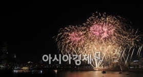 [포토]한강을 비추는 불꽃!