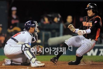 [포토]전준우 '비켜!'
