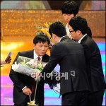 [포토]이상덕 작가, 쏟아지는 개그맨들 꽃다발