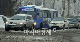 [포토] 거북이 운행하는 차량들