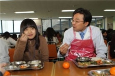 김우영 은평구청장, 수색초등서 무상급식 배식 도와