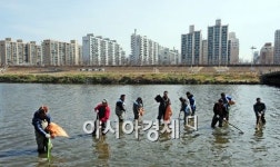 [포토] 꽃샘추위에 물에 들어간 사나이들