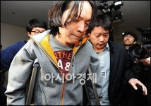 [포토]신정환, 매니저들 철통 경호속 경찰서行