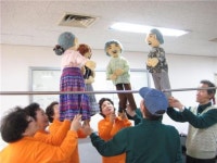 노인인권지킴이 ‘무지개 인형극단’ 인기 절정