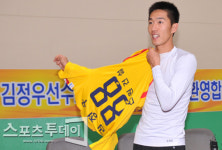 [포토] 성남 유니폼 입는 김정우
