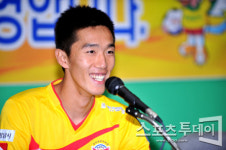 [포토] 활짝 웃는 김정우 성남으로 돌아왔어요