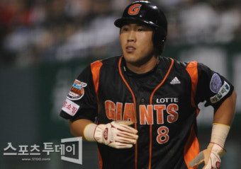 '2점 홈런' 전준우, PO 2차전 MVP 선정