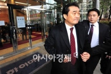 [포토] 출입문 막혀 돌아서는 유경선 회장