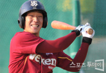 [포토] 신현철 후배들 앞에서 헛스윙이라니