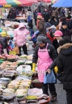 [포토] 설 앞두고 활기 넘치는 시장