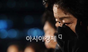 [포토] 마르지 않는 눈물