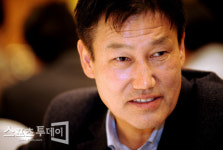 [포토] 최진한 경남 감독 장미전쟁이 시작됐다!