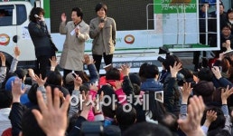 [포토] 나꼼수 팬들에 깜짝 놀란 정동영