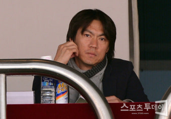 [포토] 홍명보 감독 '올림픽대표팀 멤버들 체크하러 왔어요~'