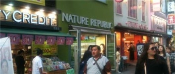 명동, 넘치는 화장품 로드숍..여기가 아까 거기?