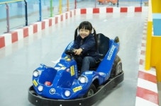 카트 타고 총싸움하고..인기게임, 테마공원 변신중