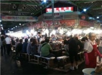 회식도 시장에서.. 불경기, 시장엔 먹거리고객만 가득