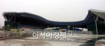 자치구 자존심 싸움에 반토막난 인천 축구전용구장
