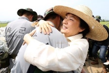 박근혜, 논산 태풍피해 현장방문....장병들에 감사허그