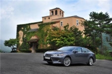 [시승기]질주본능 채운 렉서스 뉴ES…BMW 520d 잡는다