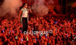[포토] 불꽃 공연 싸이