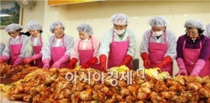 [포토]김장 담그는 박준영 전남지사, 안병호 함평군수 부부
