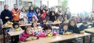 현대 리나 유치원, 영아일시보호소에 저금통 200개 전달