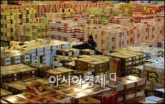 [포토]설 앞둔 가락시장, 청과물공판장에 과일 상자 가득