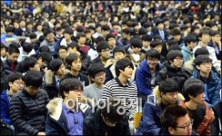[포토]진지한 졸업생들