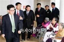 [포토]정순남 전남도 경제부지사, 사회복지설 위문