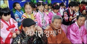 [포토]곱게 한복입고 안마하는 어린이들