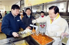 [포토]강운태 광주시장 근로자들에게 배식봉사