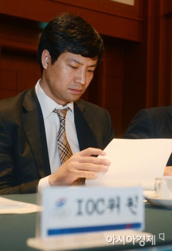 [포토] 2013 대한체육회 정기대의원 총회, 안건 살피는 문대성 IOC 위원