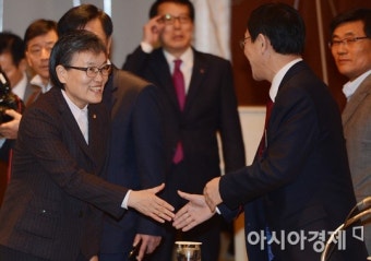 [포토] 대한체육회 대의원들과 악수 나누는 이에리사 후보