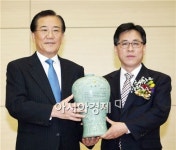 [포토]박준영 전남지사, 퇴임하는 정순남 경제부지사에게 공로패 전달