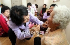 [포토]할머니, 입 크게 벌리세요