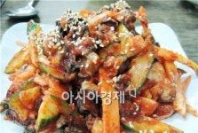 [남도웰빙맛기행]까칠한 입맛, 곰보배추 우렁이 쌈밥” 어떠세요