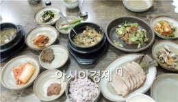 [남도웰빙맛기행]까칠한 입맛, 곰보배추 우렁이 쌈밥” 어떠세요