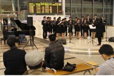 역에서 노래 부르는 코레일유통 직원들