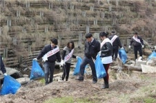 [포토]치어스 나무심고 하천 청소해요