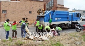 광주시 광산구 수완동 주민들 청소하며 봄마중