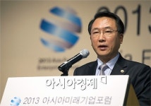 [포토]아시아미래기업포럼, 환영사하는 방하남 장관