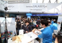 갤럭시S4 출시 첫날···삼성팬 줄서기 진풍경