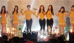 [포토]걸그룹 ‘나인뮤지스’ 흔들어대자 함평나비  ‘흔들 흔들’