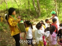 다람쥐와 노니는 어린이 유치원 눈길