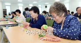 [포토]카네이션 만드는 어르신들