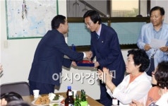 [포토]장재성 광주시 서구의회 의장 감사패 수상