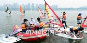 [포토]윈드서핑 즐기는 시민들