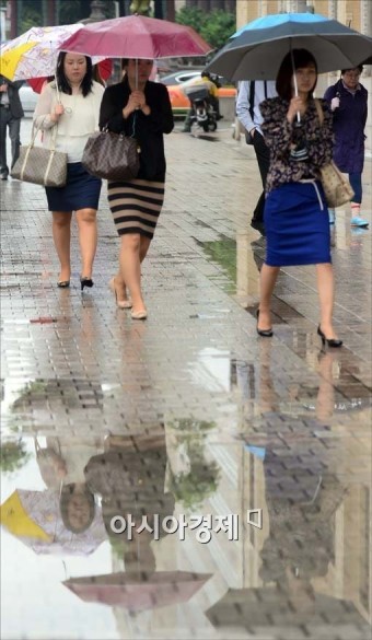 [포토]우산 쓰고 출근 중