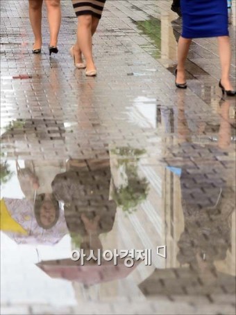 [포토]우산 쓰고 출근 중인 시민들